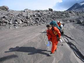 Jess Larsen and Mariah Tilman of the Alaska Volcano Observatory