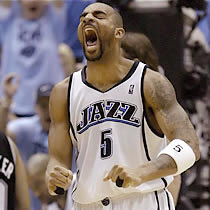 Carlos Boozer is on a tear with 32 points and 10 rebounds as the Utah Jazz beat the Sacramento Kings 117-93.